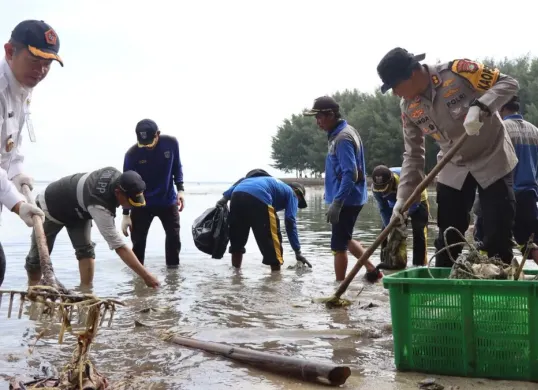 Kegiatan bersih-bersih pantai dan penanaman Mangrove oleh Forkopimkab di Kepulauan Seribu, Rabu, 4 Februari 2026. (Sumber: Istimewa)