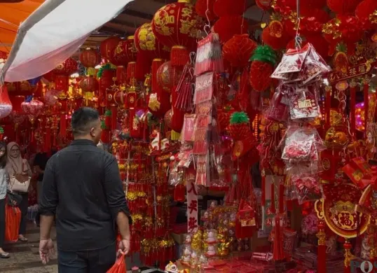 Suasana di kawasan Pecinan Glodok tepatnya di Petak Sembilan, Glodok, Tamansari, Jakarta Barat, menjelang Imlek, Rabu, 4 Februari 2026. (Sumber: Poskota/Pandi Ramedhan)