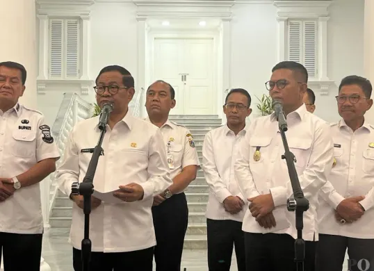 Gubernur Jakarta Pramono Anung dan Gubernur Banten Andra Soni menyaksikan penandatanganan MoU studi MRT Timur-Barat Fase 2 di Balai Kota Jakarta, Rabu, 4 Februari 2026. (Sumber: Poskota/M Tegar Jihad)