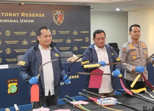 Polda Metro Jaya dan jajaran telah menangkap ratusan pelaku tawuran dan menyita puluhan senjata tajam selama sepekan Operasi Pekat Jaya. (Sumber: Poskota/Ali Mansur)