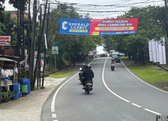 Spanduk iklan terpasang di sejumlah jalan protokol kawasan perkotaan Cibinong, Kabupaten Bogor, Selasa, 3 Februari 2026. (Sumber: Poskota/Giffar Rivana)