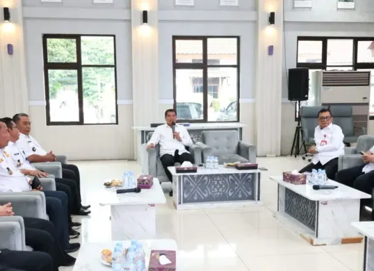 Bupati Tangerang, Maesyal Rasyid melaksanakan rapat di Pendopo Bupati Tangerang. (Sumber: Dok. Pemkab Tangerang)