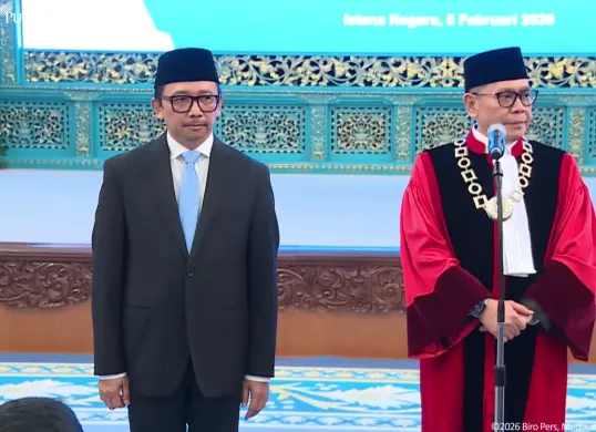 Adies Kadir dan Juda Agung dalam upacara pelantikan di Istana Negara, Jakarta, Kamis, 5 Januari 2026. (Sumber: Youtube/Sekretariat Presiden)