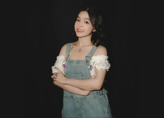 Kemunculan tabung pink di video Eca Aura memancing perdebatan netizen soal whip pink. (Sumber: Intagram/@elsaajapasal)