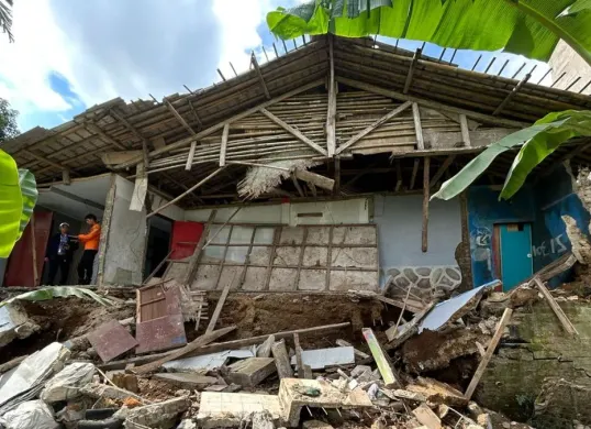 Rumah warga di Kampung Cijulang, Desa Sukakarya, Megamendung, Kabupaten Bogor rusak berat diterjang longsor. (Sumber: Dok. BPBD Kabupaten Bogor)