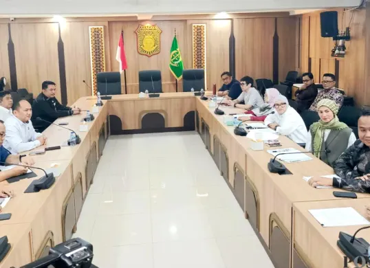 Sejumlah elemen masyarakat sipil Indonesia melaporkan dugaan kejahatan genosida dan kejahatan kemanusiaan yang diduga dilakukan otoritas Israel, termasuk Perdana Menteri Benjamin Netanyahu, Kamis, 5 Februari 2026. (Sumber: Poskota/ Ali Mansur)