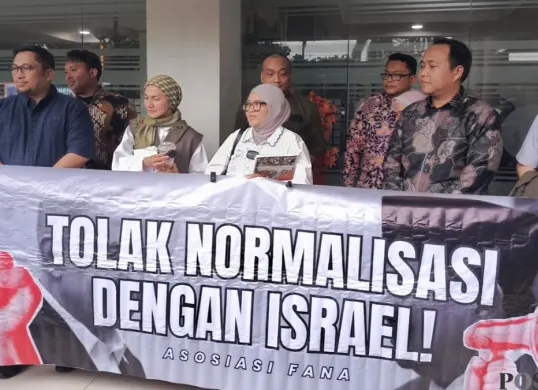 Sejumlah tokoh masyarakat sipil dan organisasi kemanusiaan melaporkan dugaan genosida serta kejahatan kemanusiaan terhadap warga Palestina ke Kejaksaan Agung (Kejagung), Jakarta Selatan, Kamis, 5 Februari 2026. (Sumber: Poskota/Ali Mansur)