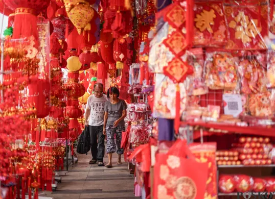 Pengunjung melihat pernak-pernik Imlek di Kawasan Pecinan Glodok, Jakarta, Rabu, 4 Februari 2026. (Sumber: Poskota/Bilal Nugraha Ginanjar)