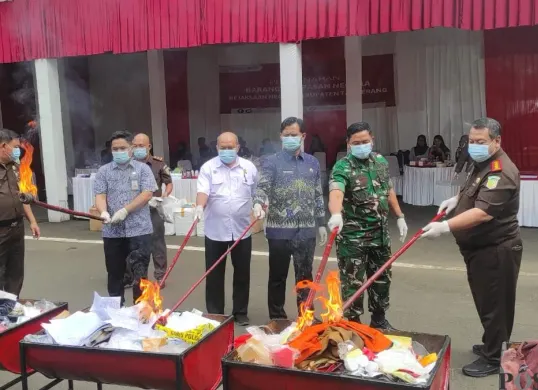 Kejaksaan Negeri Kabupaten Tangerang melakukan pemusnahan barang bukti perkara yang telah inkrah. (Sumber: Poskota/Veronica Prasetio)