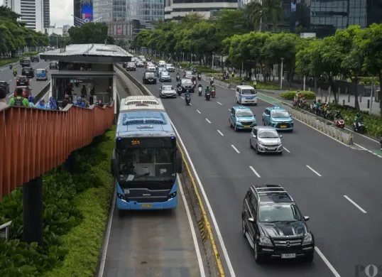 Pemprov DKI Jakarta siapkan 20 armada bus layani rute baru Blok M-Soekarno Hatta. (Sumber: Poskota/Bilal Nugraha Ginanjar)