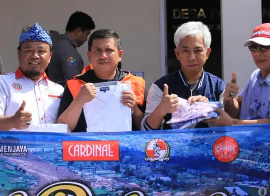 PT Multi Garmenjaya (Cardinal), meluapkan rasa empatinya dengan berbagi bahan sandang dari mulai kemeja hingga baju koko bagi warga yang memerlukan. (Sumber: Poskota/Gatot Poedji Utomo)
