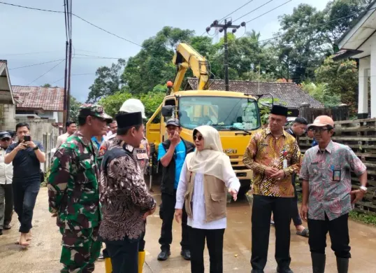 Bupati Pandeglang dan jajarannya saat meninjau jembatan ambruk. (Sumber: Dok. Tim Setda Pandeglang)