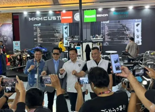 PT Benelli Motor Indonesia memperkenalkan Morbidelli T502X dan Benda LFC 700 Pro di IIMS 2026. (Sumber: Poskota/Aldi Harlanda Irawan)