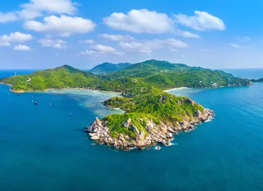 Ilustrasi. Pulau pedofil milik Jeffrey Epstein yang belakangan ramai dibahasa usai Epstein Files dirilis. (Sumber: Freepik/tawatchai07)