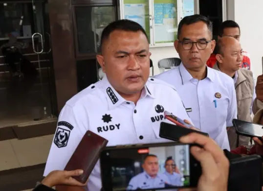 Bupati Bogor, Rudy Susmanto mengizinkan pemasangan atribut parpol. (Sumber: Dok. Pemkab Bogor)