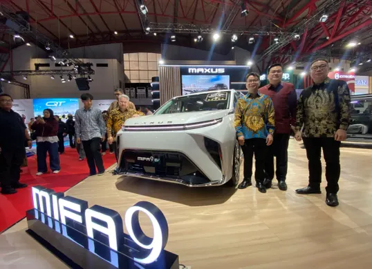MAXUS Indonesia hadir di IIMS 2026 membawa dua mobil unggulanya yaitu MIFA 7 dan MIFA 9 (Sumber: Poskota/Herdyan Anugrah Triguna)