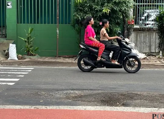 Penampakan jalan berlubang di ruas Jalan Panjang mengarah ke Green Garden, Kebon Jeruk, Jakarta Barat, Jumat, 6 Februari 2026. (Sumber: Poskota/Pandi Ramedhan)