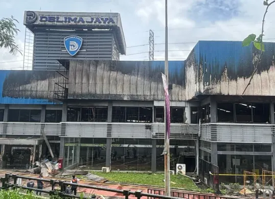 Tampak gedung perkantoran pabrik karoseri Delima Jaya di Jalan KH Soleh Iskandar, Kecamatan Bogor Utara, Kota Bogor, terbakar, Jumat, 6 Februari 2026. (Sumber: Poskota/Giffar Rivana)