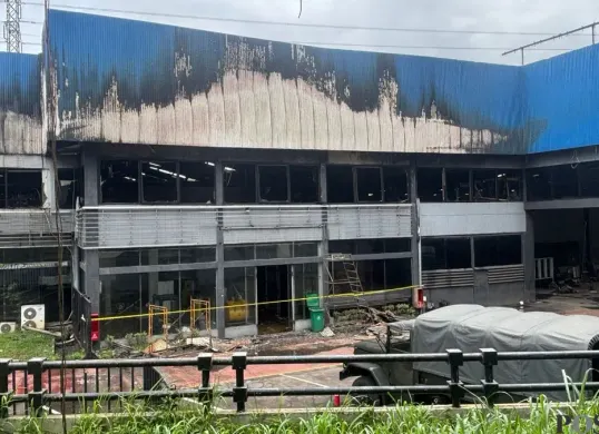 Pabrik perakitan kendaraan di Jalan KH Soleh Iskandar, Kecamatan Bogor Utara, Kota Bogor, terbakar, Jumat, 6 Februari 2026. (Sumber: Poskota/Giffar Rivana)