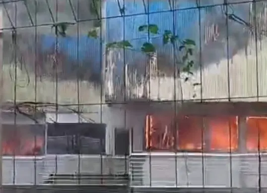 Pabrik Karoseri Delima Jaya di Bogor terbakar pada pagi hari ini, Jumat, 6 Februari 2026. (Sumber: Istimewa)