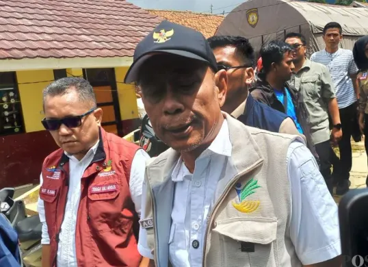 Wakil Menteri Sosial, Agus Jabo Priyono meninjau dapur umum di kawasan pengungsian Longsor Pasirlangu, Cisarua, Kabupaten Bandung Barat, Jumat, 6 Februari 2026. (Sumber: Poskota/Gatot Poedji Utomo)