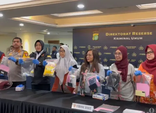Polda Metro Jaya menggelar konferensi pers kasus perdagangan anak di kawasan Tamansari, Jakarta Barat, Jumat, 6 Februari 2026. (Sumber: Poskota/Ali Mansur)