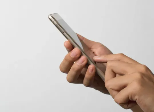 Ilustrasi, kebijakan pembatasan penggunaan ponsel bagi siswa dan guru di lingkungan sekolah. (Sumber: freepik)