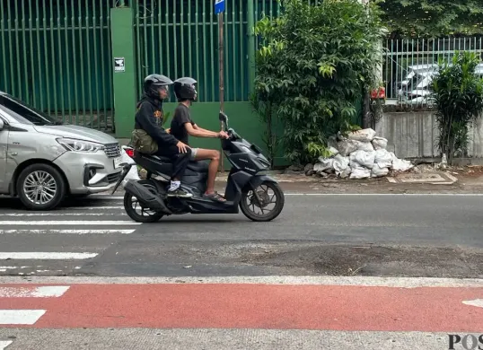 Penampakan jalan berlubang di Jalan Panjang, Kebon Jeruk, Jakarta Barat, Jumat, 6 Februari 2026. (Sumber: Poskota/Pandi Ramedhan)