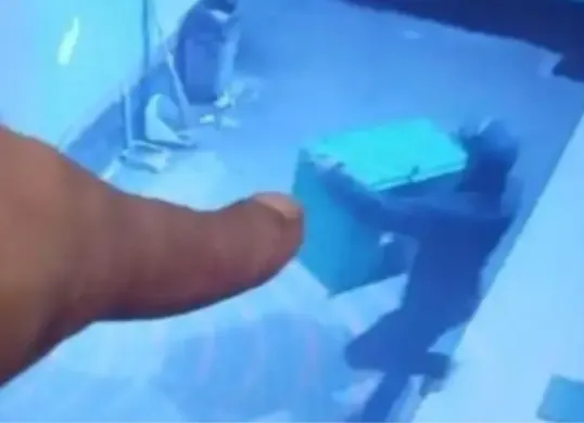 Warga menunjuk pencuri bertopi menggondol kotak amal ukuran besar Masjid Jami Fatimah Azzahra. (Sumber: Istimewa)