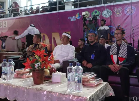 Gubernur Jawa Barat, Dedi Mulyadi (baju putih), dalam kegiatan di Nurul Fikri Boarding School (NFBS) Lembang, Kabupaten Bandung Barat. (Sumber: Poskota/Gatot Poedji Utomo)