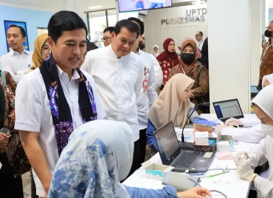 Wamenkes RI, Dante Saksono Harbuwono saat melakukan kunjungan di Puskesmas Cikupa dan Labkesda Kabupaten Tangerang. (Sumber: Dok. Pemkab Tangerang)