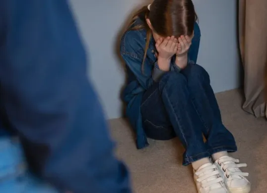 Ilustrasi, seorang gadis di bawah umur menjadi korban pencabulan seorang buruh pabrik di Serang. (Sumber: freepik)