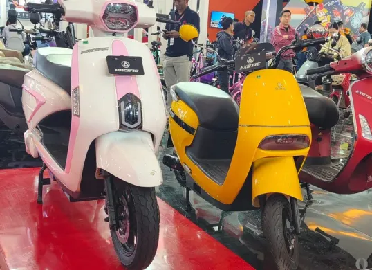 Deretan E-Motor dan E-Moped Pacific di IIMS 2026. (Sumber: Poskota/Erwan Hartawan)
