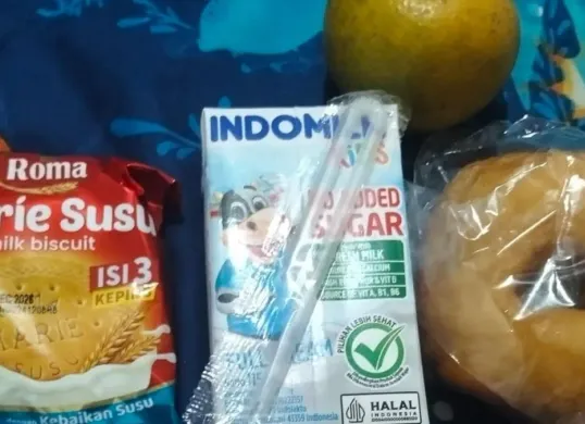 Menu MBG yang diterima siswa SMPN 1 Pandeglang didominasi makanan kering. (Sumber: Istimewa)