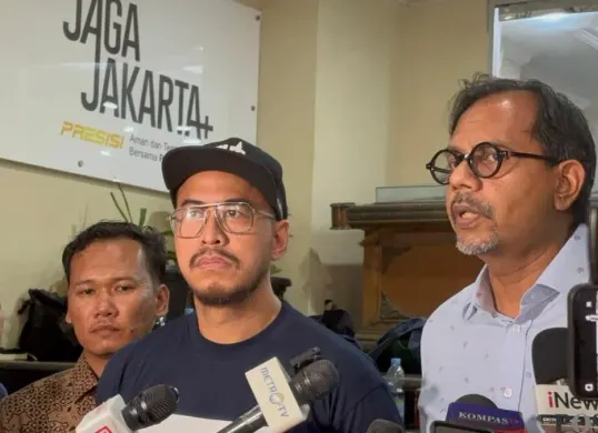 Komika Pandji Pragiwaksono memenuhi panggilan klarifikasi di Ditreskrimum Polda Metro Jaya terkait laporan dugaan penistaan agama di Polda Metro Jaya, Jakarta Selatan, Jumat, 6 Februari 2026. (Sumber: Poskota/Ali Mansur)