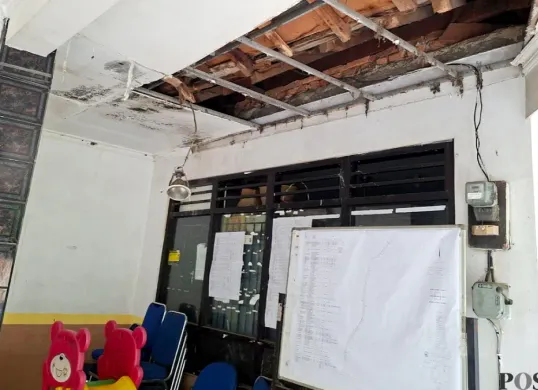 Kondisi bangunan Kantor Kelurahan Sawangan Baru yang sudah reot dan atap-atap bangunan pada ambruk. (Sumber: Poskota/Angga Pahlevi)
