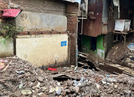 Wilayah Taman Harapan, Cawang, Kramat Jati, Jakarta Timur, terdampak normalisasi Sungai Ciliwung, Sabtu, 7 Februari 2026. (Sumber: Poskota/M. Tegar Jihad)