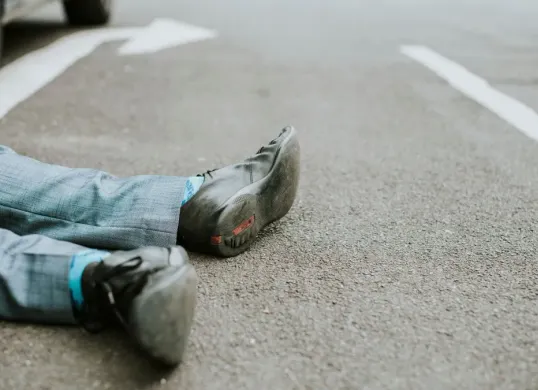 Ilustrasi korban tewas terjatuh dari gedung kampus. (Sumber: Freepik/@rawpixel.com)