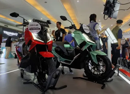 Motor listrik Alva mejeng di IIMS 2026, JIExpo, Kemayoran, Jakarta Pusat. (Sumber: Poskota/Dimas Prassetyo)