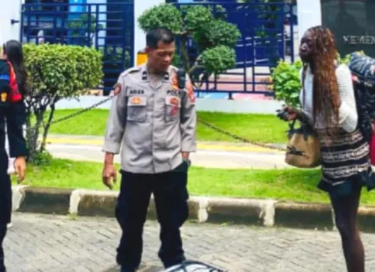 WN Prancis terlantar delapan hari di Stasiun Gambir dibawa ke Kantor Imigrasi Jakarta Pusat. (Sumber: Istimewa)