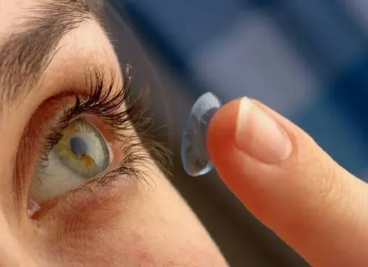 Ilustrasi orang memakai softlens (Sumber: Pinterest/@Kira San)