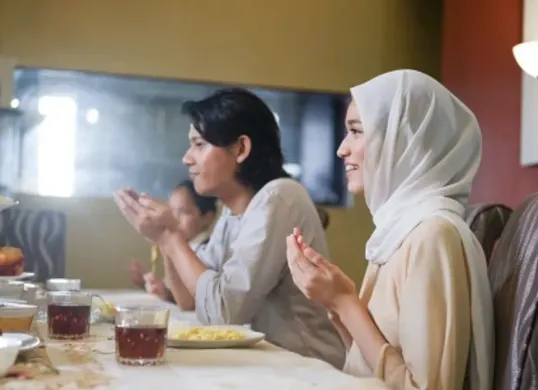 Seorang Muslim menyiapkan diri untuk melaksanakan puasa qadha sebagai bentuk menyempurnakan ibadah Ramadan. (Sumber: Unsplash)