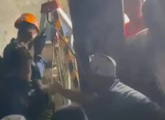 Petugas Damkar dibantu warga mengevakuasi lansia yang tercebur sumur di Sukaraja, Bogor. (Sumber: Damkar Bogor)