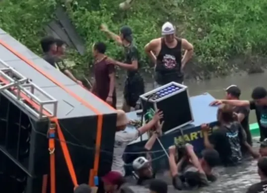 Perahu sound horeg untuk tradisi Nyadran tenggelam di Sidoarjo. (Sumber: Instagram/@taufiqmedia.id)