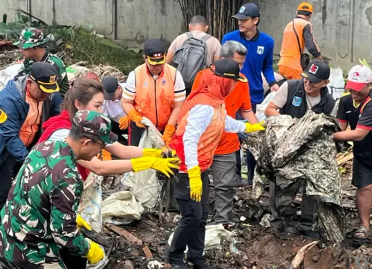 Forkopimko Jakarta Barat menggelar kegiatan kerja bakti di RW 02 Kelurahan Rawa Buaya, Cengkareng, Jakarta Barat, Minggu, 8 Februari 2026. (Sumber: Poskota/Pandi Ramedhan)