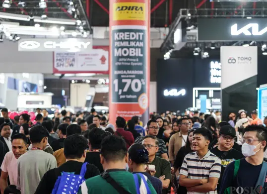 Pengunjung melihat kendaraan yang dipamerkan pada Indonesia International Motor Show (IIMS) 2026 di JIExpo, Kemayoran, Jakarta, Minggu, 8 Februari 2026. (Sumber: Poskota/Bilal Nugraha Ginanjar)