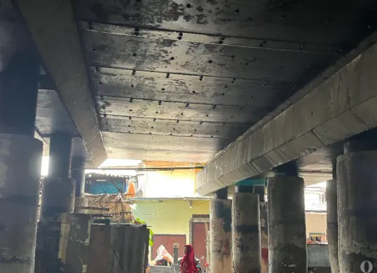 Kondisi plat besi penopang di kolong jalan Tol Wiyoto Wiyono, Tanjung Priok, Jakarta Utara, Minggu, 8 Februari 2026. (Sumber: Poskota/ Pandi Ramedhan)