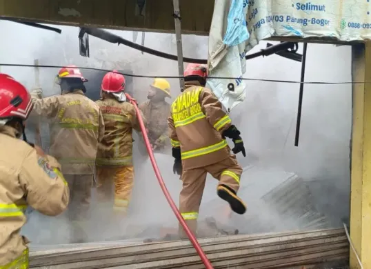 Petugas Damkar saat memadamkan api di toko laundry wilayah Parung, Kabupaten Bogor. (Sumber: Dok. Damkar)