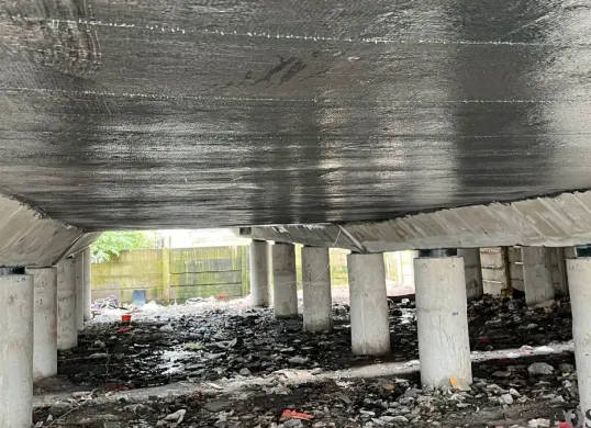 Kondisi plat besi penopang jalan tol di kolong tol Wiyoto Wiyono, Tanjung Priok, Jakarta Utara, Minggu, 8 Februari 2026. (Sumber: Poskota/Pandi Ramedhan)