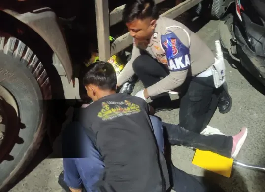 Petugas saat melakukan evakuasi korban. (Sumber: Dok. Polresta Tangerang)